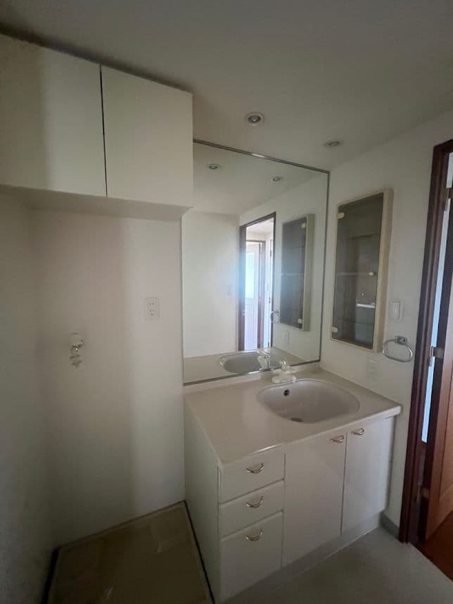 中古マンションのリノベーション前の洗面台