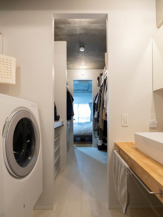 中古マンションのリノベーション後の洗面室から見たクローゼット