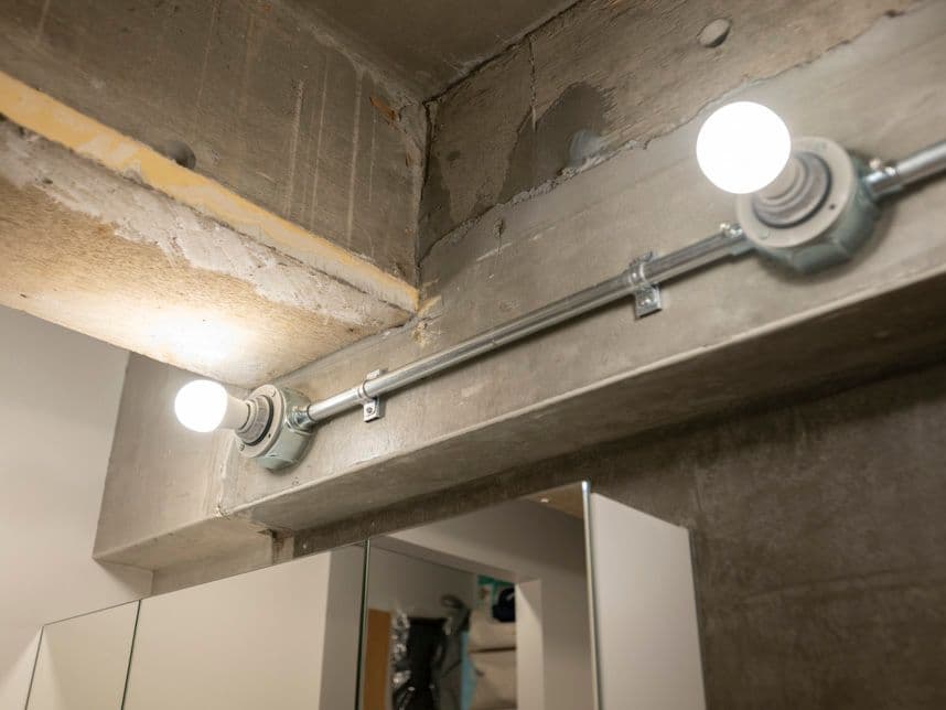 中古マンションのリノベーション後の洗面台の照明