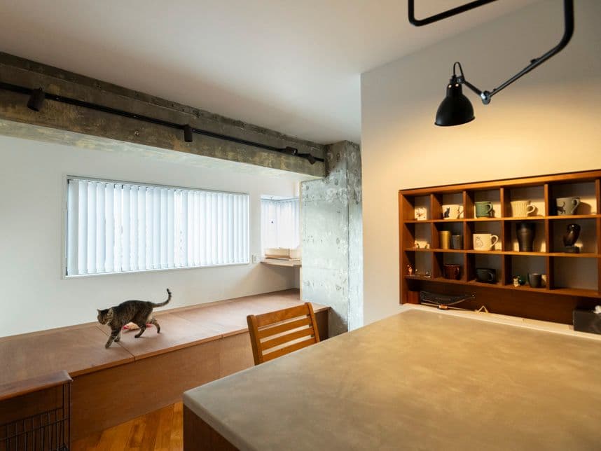 中古マンションのリノベーション後のダイニングから見たベッド